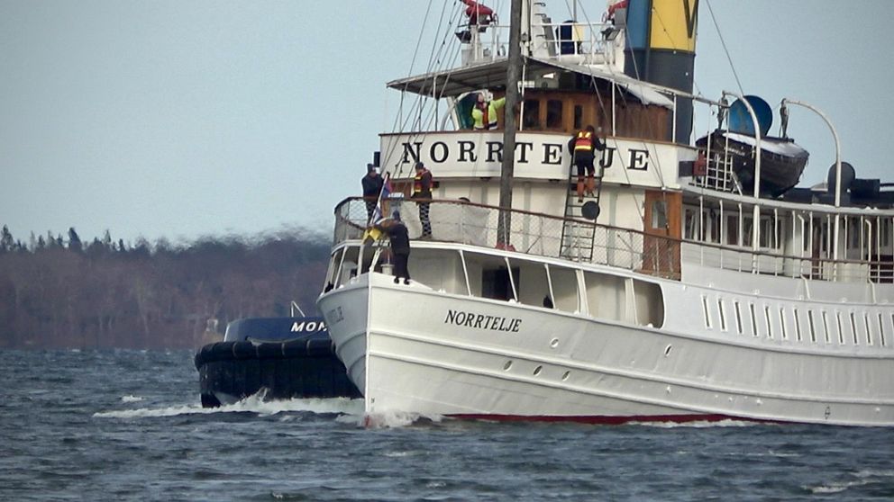 Båten S/S Norrtelje bogseras tillbaka till sin hemmahamn.