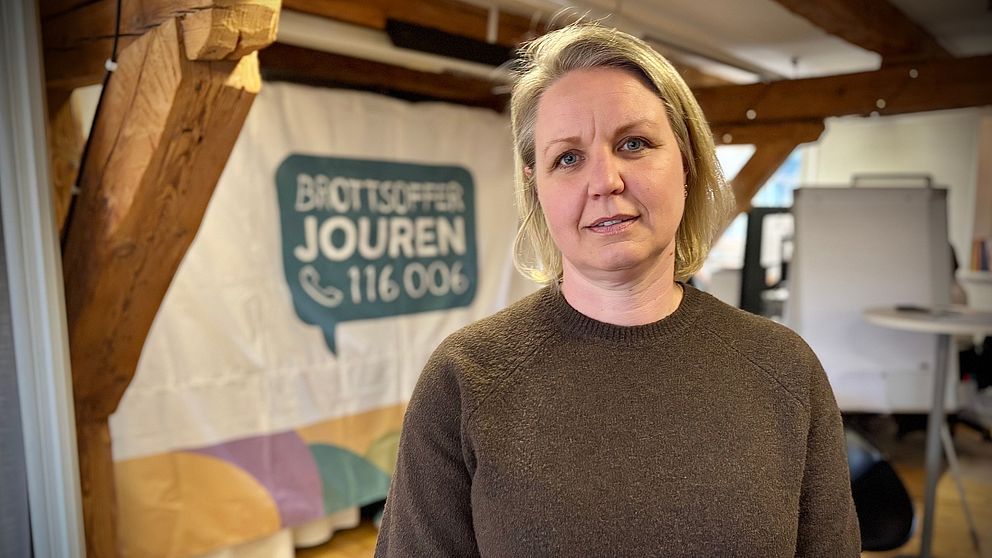 Brottsofferjourens kontor med skylt och trämöbler i bakgrunden.