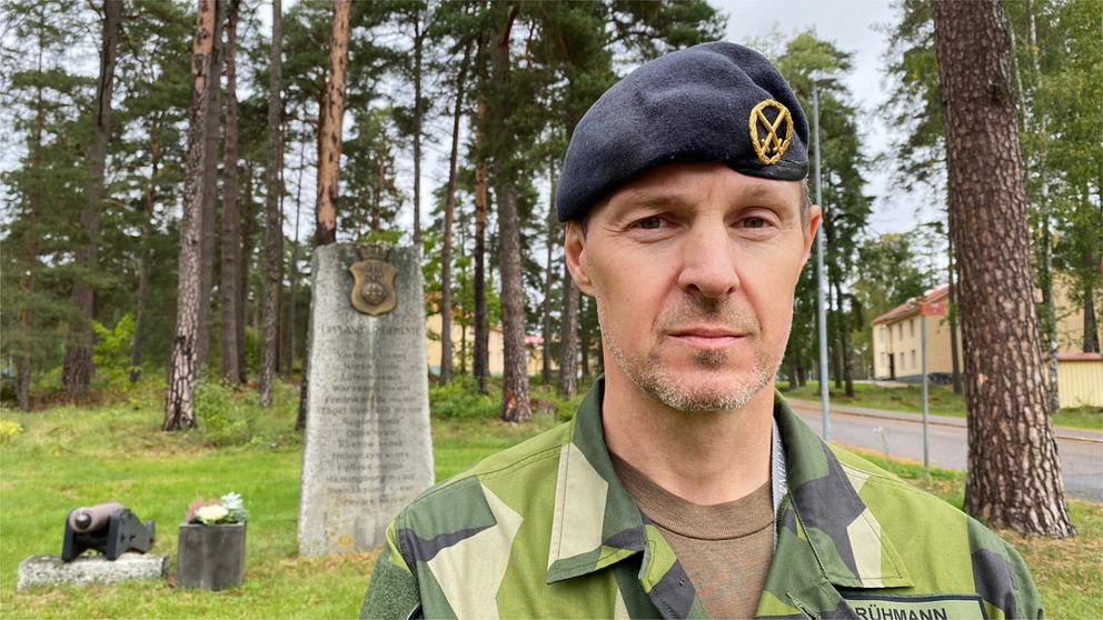 Överstelöjtnant Erik Rühmann, chef vid garnisonsenheten, står framför ett monument på ledningsregementet i Enköping