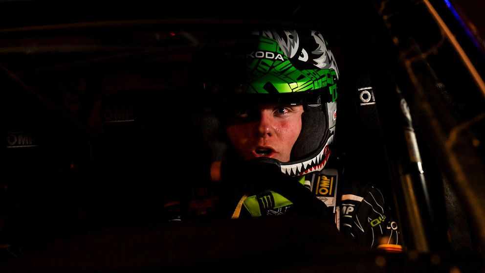 Oliver Solberg sitter med hjälm på sig inne i sin rallybil.