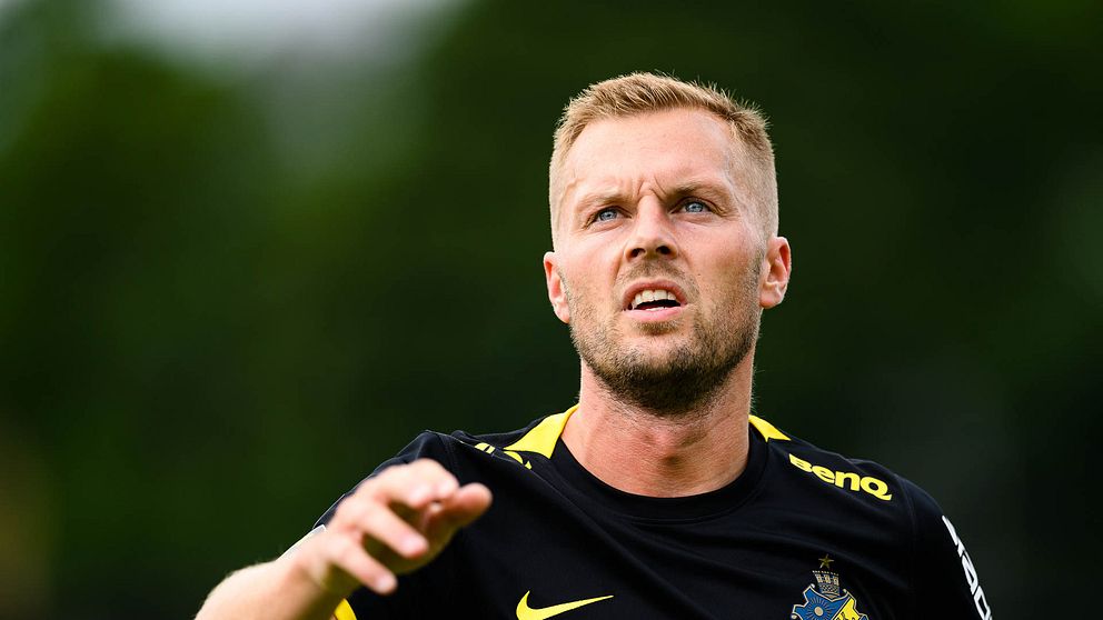 Sebastian Larsson i AIK-tröjan.