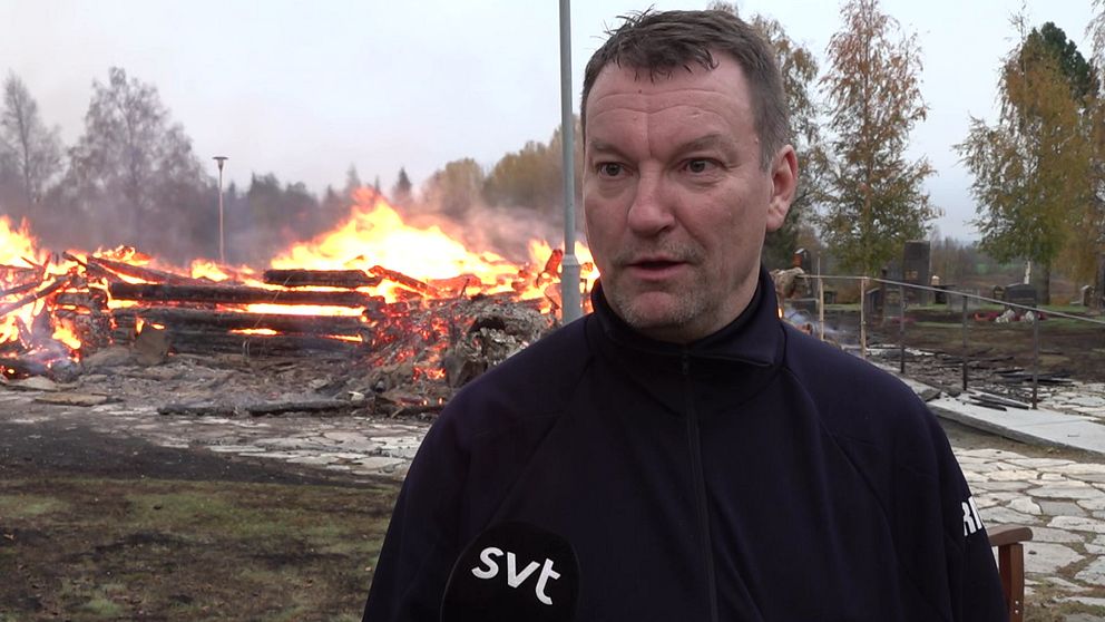 Räddningsledare Roland Mäki framför branden