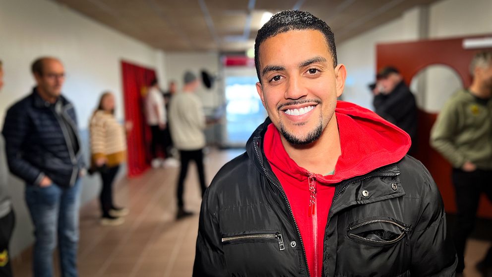Erick Brandon på presskonferens för att meddela fortsatt spel med ÖFK