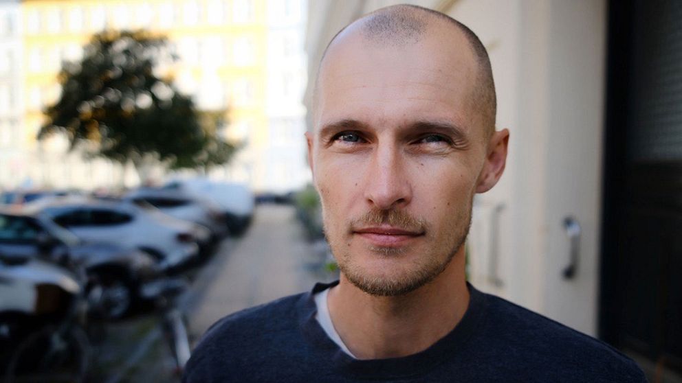 Kriminologen tittar in mot kameran, befinner sig utomhus