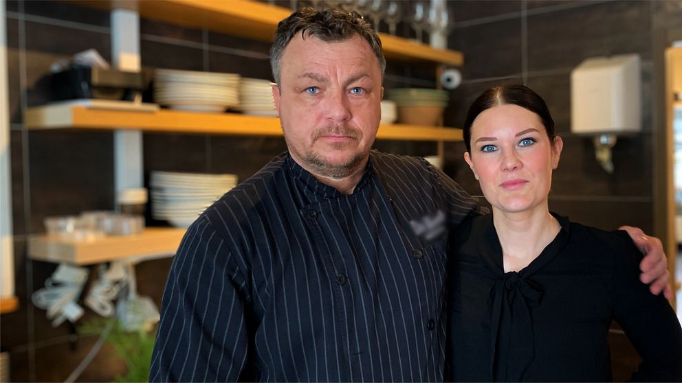 en man och en kvinna vid en bardisk