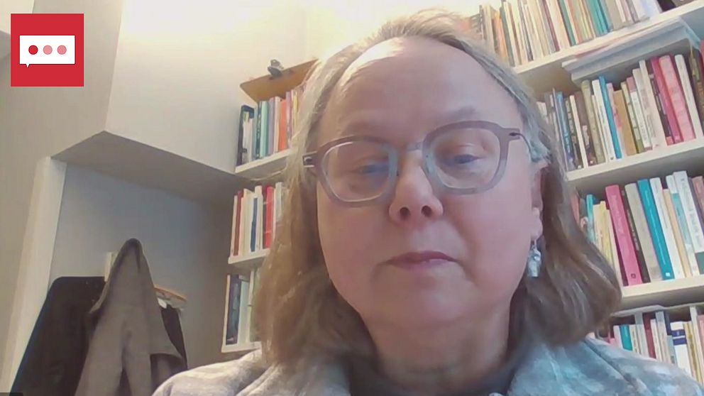 Kajsa Ahlstrand, professor i missionsvetenskap, sitter framför en bokhylla.