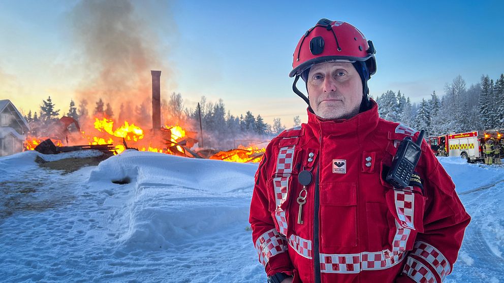 Leif Ekström, insatsledare hos räddningstjänsten står framför en ladugårdbrand i Vikbäcken.