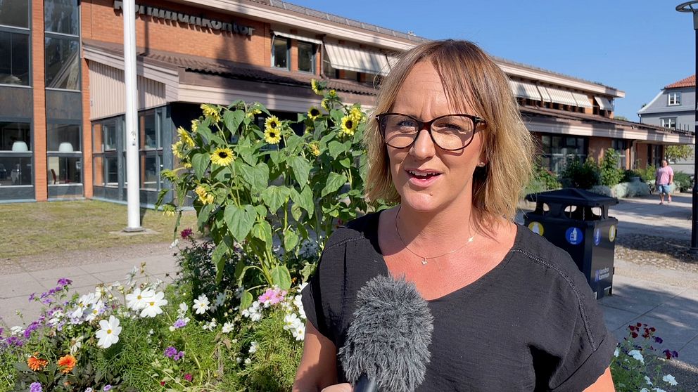 Kvinna med glasögon står framför medborgarhuset i Vansbro