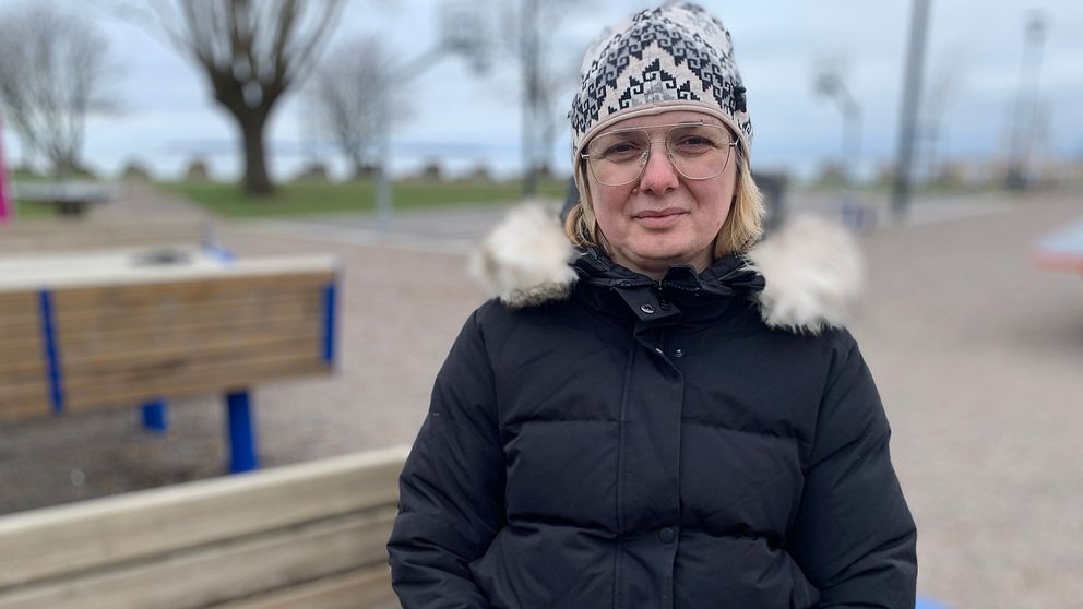 Barnskötaren Dzenina Sehovic sitter på en lekplats i Landskrona.