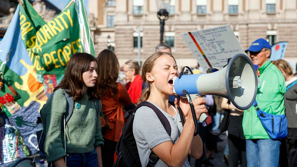 Greta Thunberg i samband med en klimatstrejk på Mynttorget i Stockholm ropar i megafon vid en manifestation anordnad av Fridays For Future som fyller fem år.