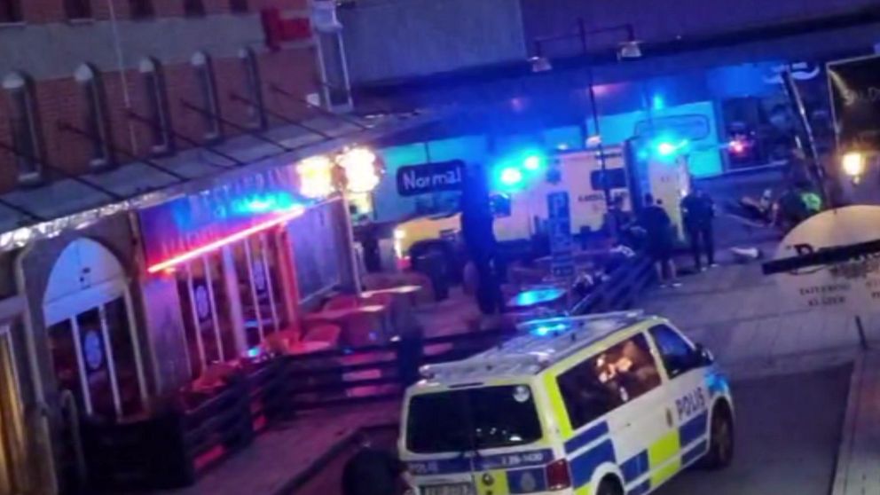 Polisbilar med blåljusen på efter en dödsskjutning i centrala Gävle.
