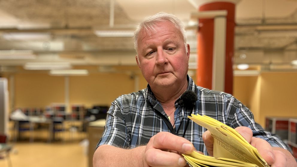 Man med valsedlar