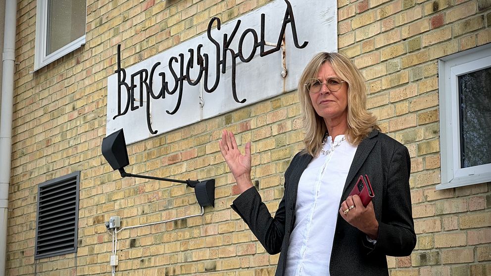 Rektor Eva Nilsson står framför Bergsjö skolas ytterfasad.