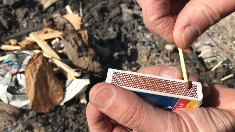 Någon som tänder med tändstickor