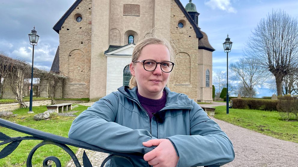Kvinna framför Vreta klosterkyrka.
