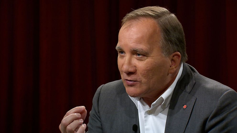 Stefan Löfven i grå kavaj och vit skjorta