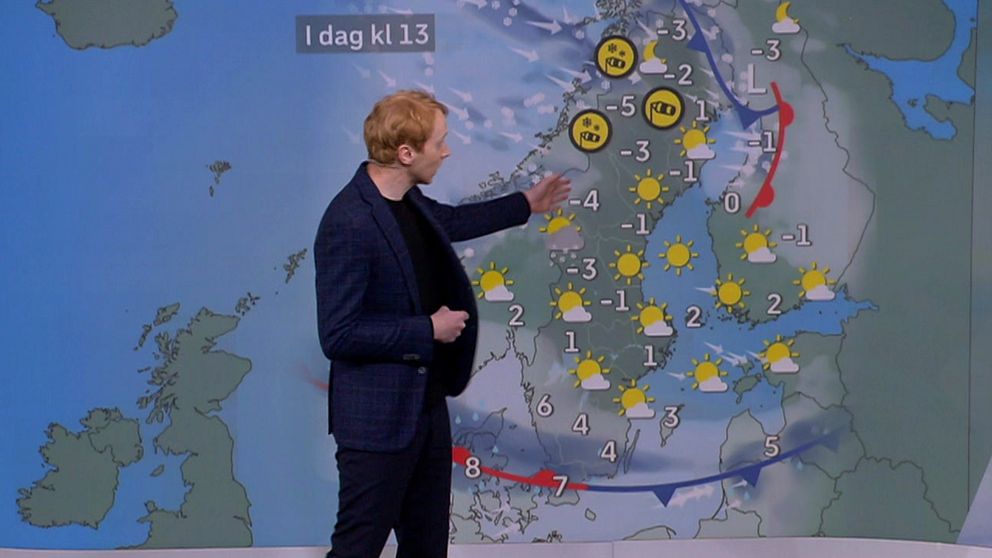 Vädret presenteras av meteorologMarcus Sjöstedt.  Han stårframför en meteorologisk karta som visar temperaturer och väderförhållanden över Norrbotten. Hann pekar på områden med varierande temperaturer, där det anges -3 grader i norra delen och upp till 5 grader i södra delarna av landet. Det finns symboler för sol och snö samt moln över olika områden.