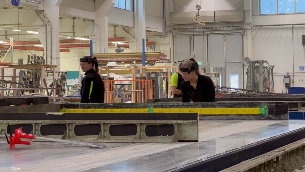 Arbetande kvinnor på betongfabrik