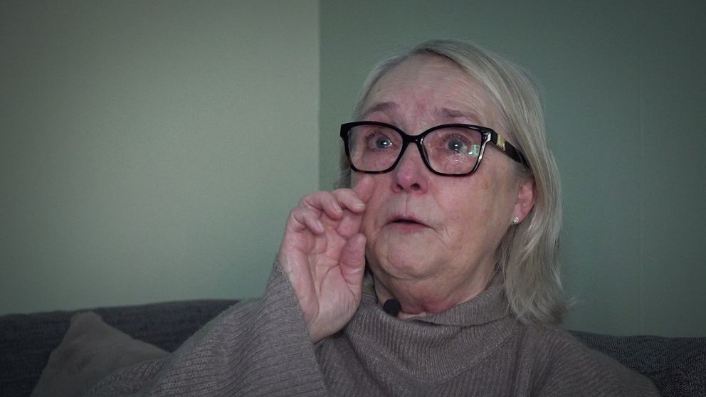 Susanne gråter när hon sitter i soffan och berättar om olyckan på Högakustenbron