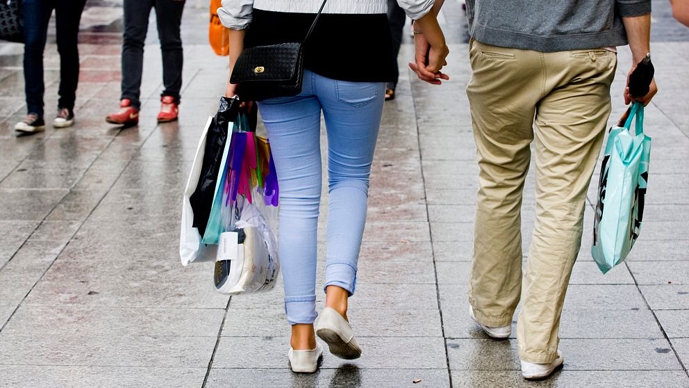 Två personer med shoppingkassar.