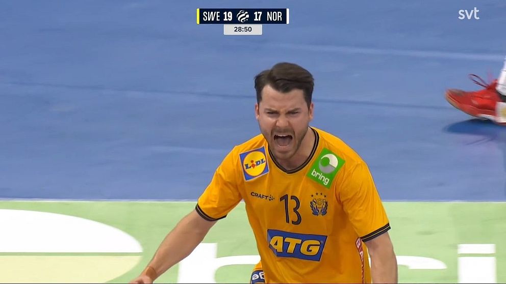 Handbollsspelare i gul tröja med nummer 13 på planen, matchresultat visas ovan.