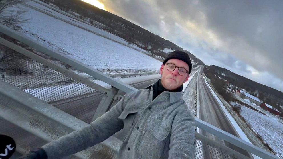 Reporter Anton Johansson fångar kameran i Hallandsås efter kraftig byvind.