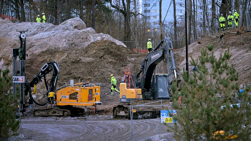 En byggarbetsplats med grävskopor och arbetare.