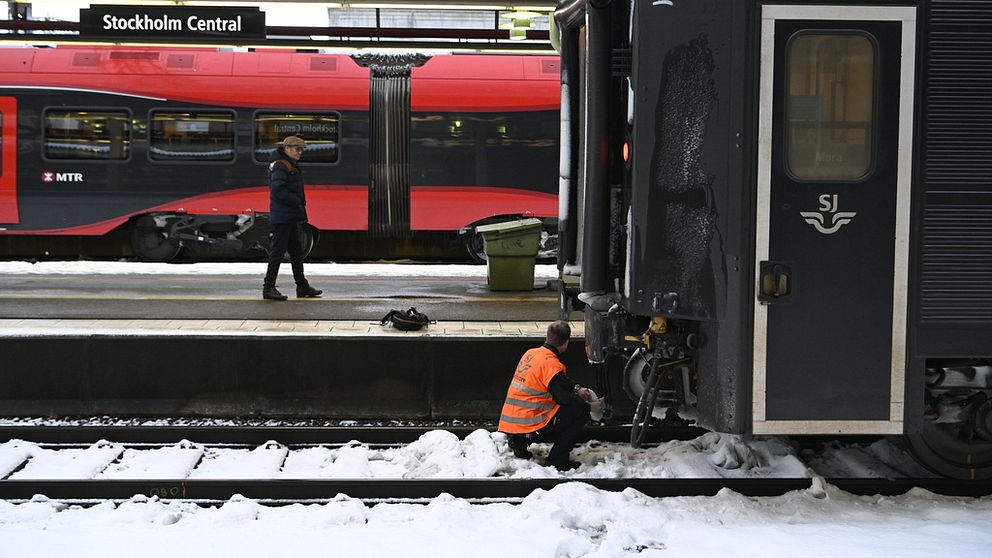 Spårväxel tar stryk i snöovädret – resenärer varnas för stora störningar.