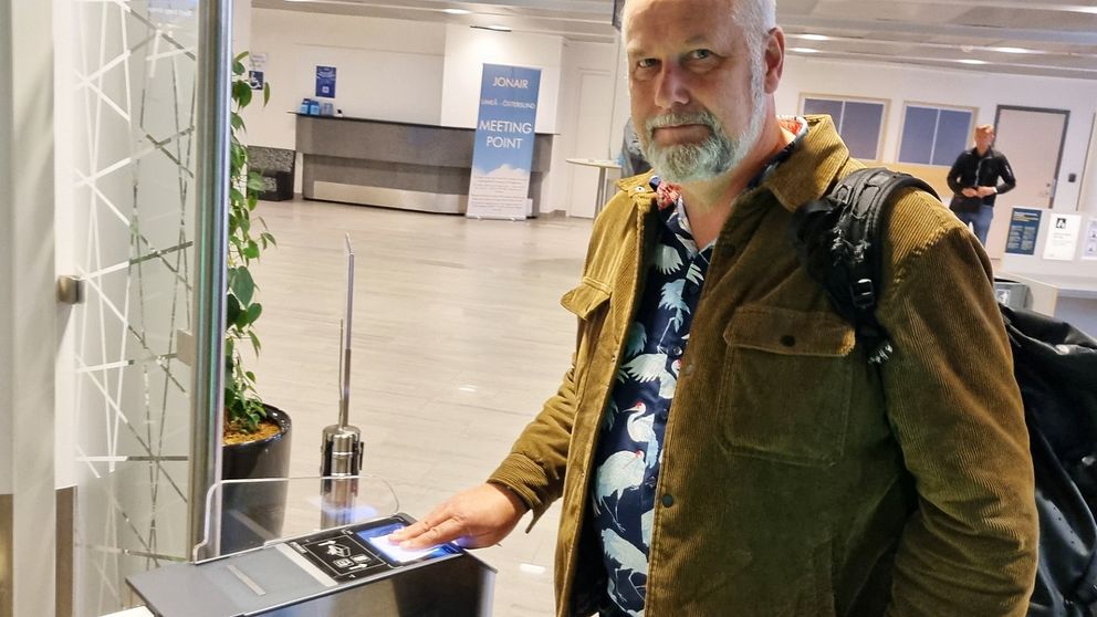 Jonas Sjöstedt på Umeå flygplats.