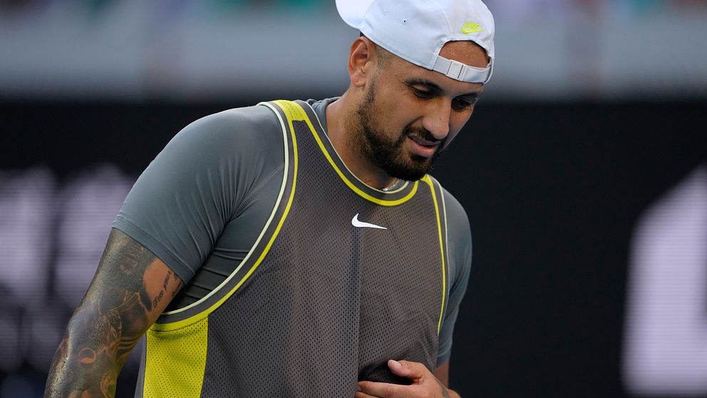 Nick Kyrgios ställde upp med magmuskelproblem.