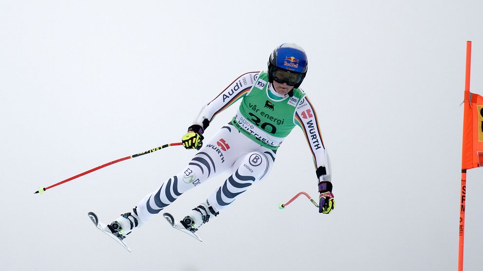 Tysklands Emma Aicher, som växte upp i Sundsvall, tog sig i mål som 17:e innan tävlingen bröts i förtid.