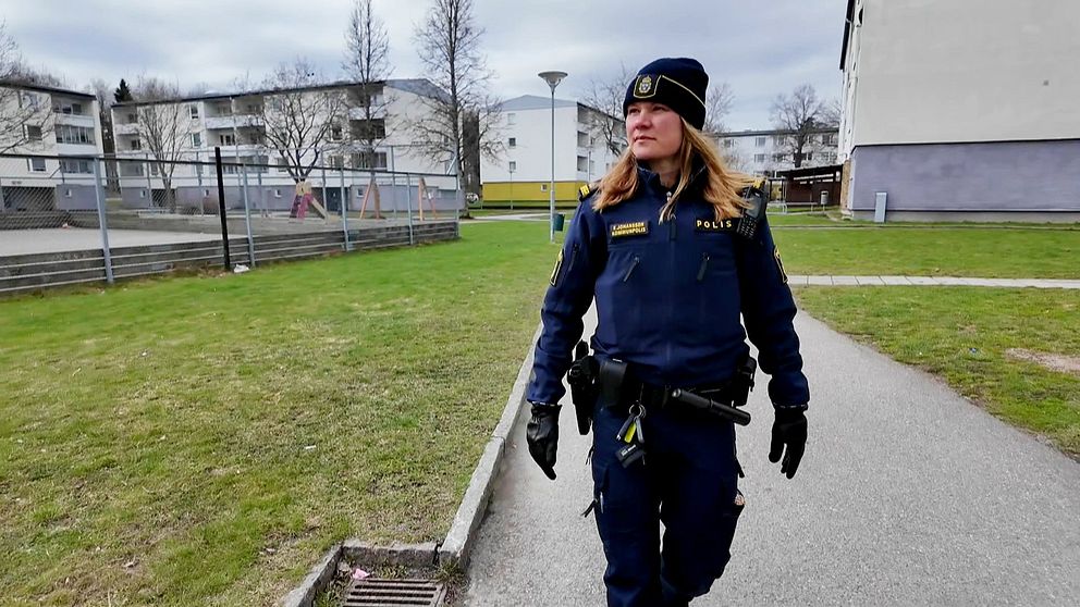 Polis gående i ett bostadsområde.