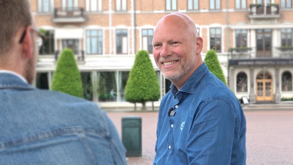 EU-parlamentarikern Jörgen Warborn på stortorget i Varberg under valrörelsen 2024.