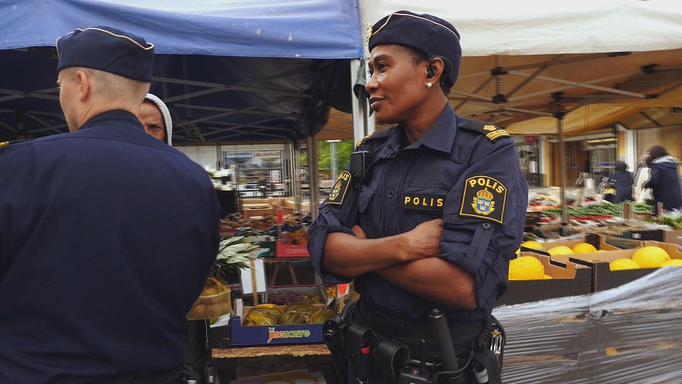 Järvapolisen på torget i Rinkeby.