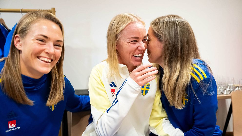 Caroline Seger med landslagskollegorna Magdalena Eriksson och Linda Sembrant.