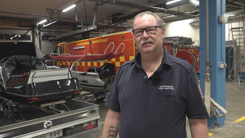 Brandman framför en brandbil