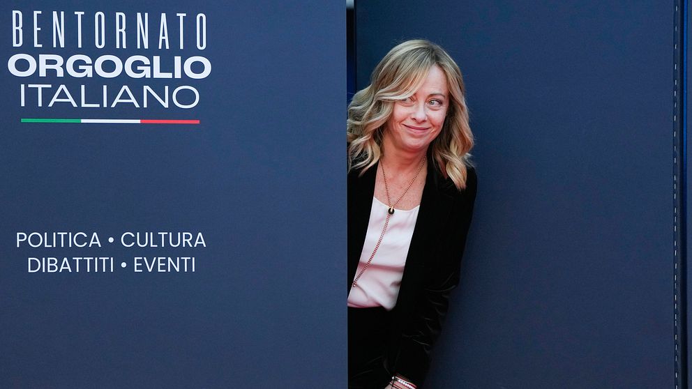 Delad bild: Till vänster text ”Bentornato Orgoglio Italiano”. Till höger kvinna i mörk klädsel.