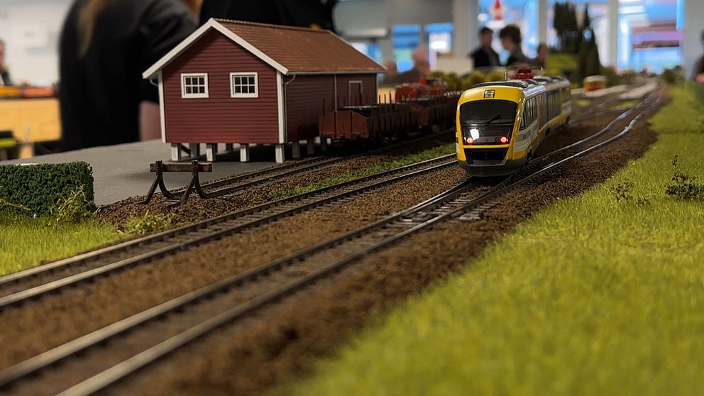 Modelltåg i miniatyr på Kils bibliotek