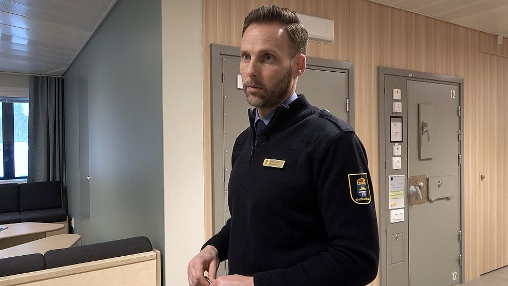 Salbergas kriminalvårdschef framför korridor med boenderum på anstalten.