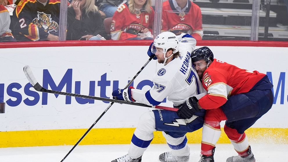 Victor Hedman i kamp med en Florida-spelare.