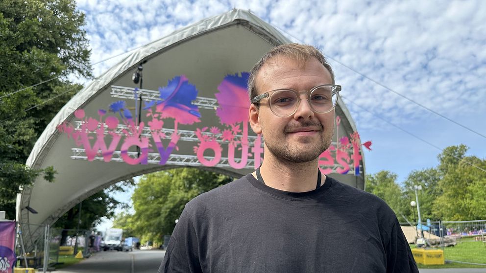 Man framför ingången till way out west