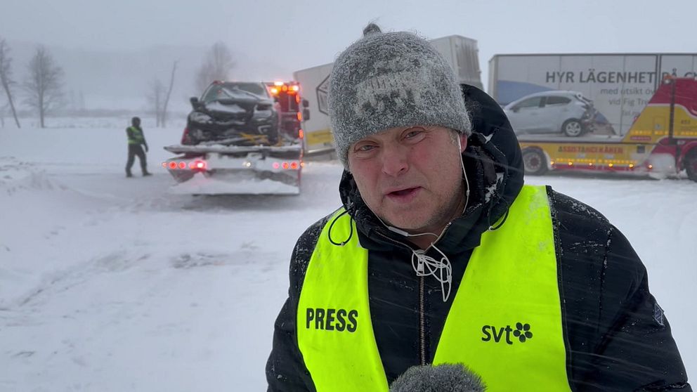 Reporter framför lastbilar