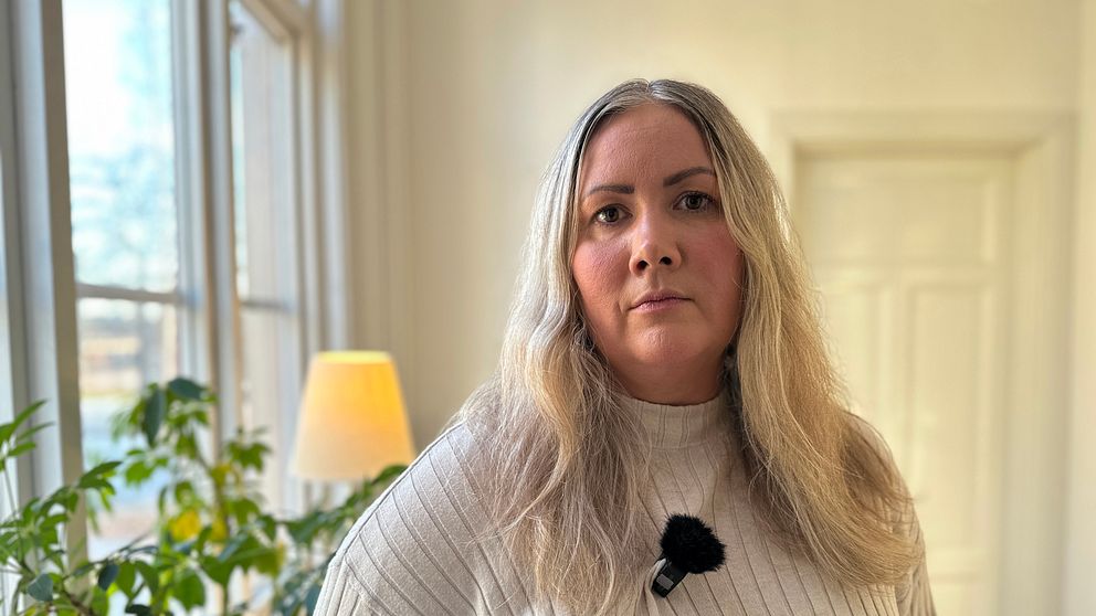 HR-chef Rebecca Andersson för äldreomsorgen i Umeå står i sitt arbetsrum