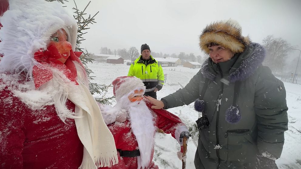 Fastighetsägaren Sven-Erik Håfström och hyresgästen Maria Carlström ställer ut gubbar på kullen i Glava. Nu är det tomtar som gäller.