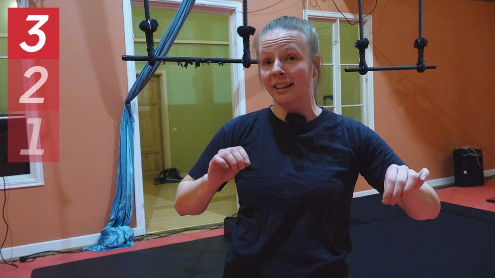 Person i träningslokal, redo för cirkusskola vid trapets. Amanda Persson, cirkustränare.