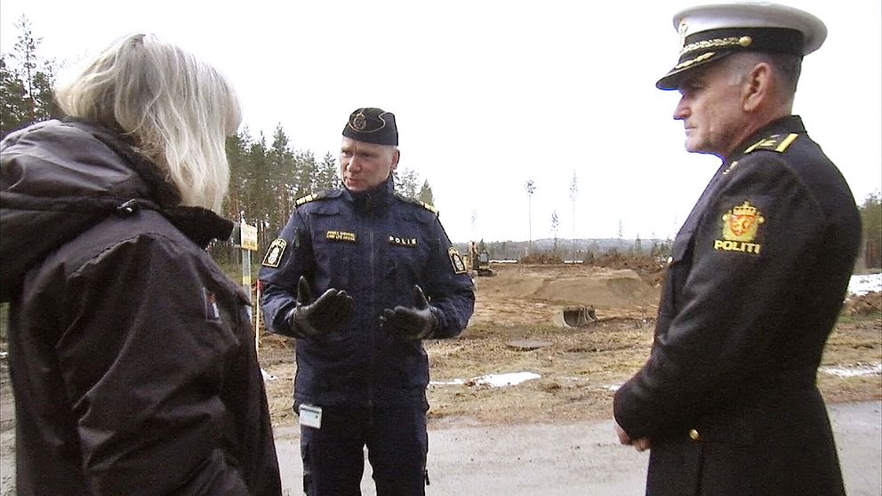 Två polischefer vid bygget av den nya polisstationen på gränsen mellan Sverige och Norge.