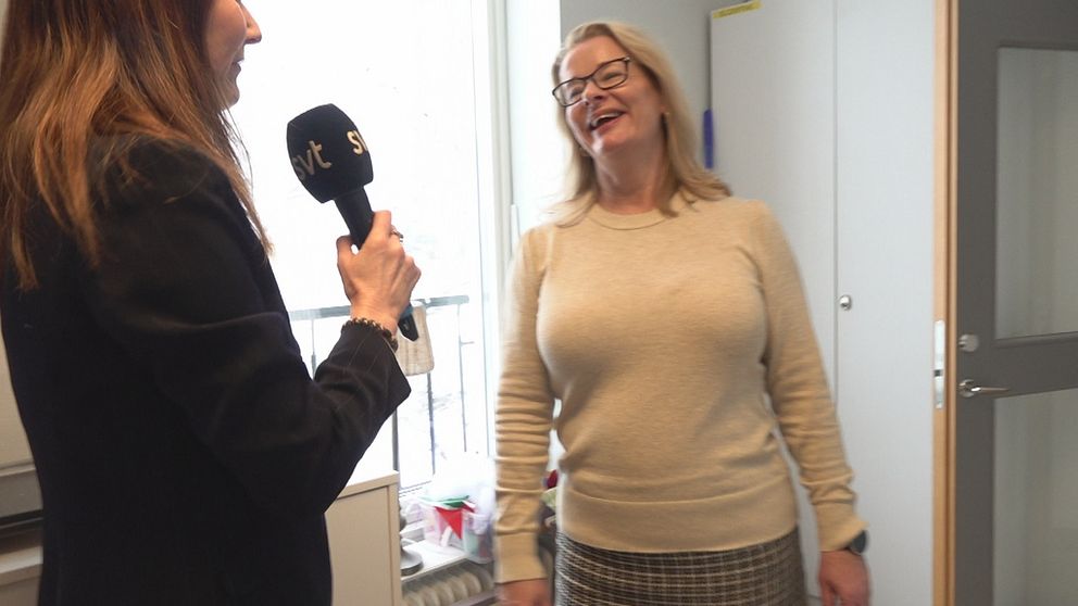 Skolminister Lotta Edholm (L) och SVT:s reporter Anna Beijron.