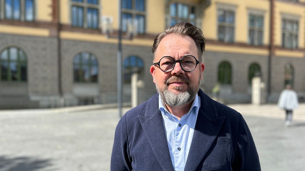 Jari Puustinen (M) står på torget.
