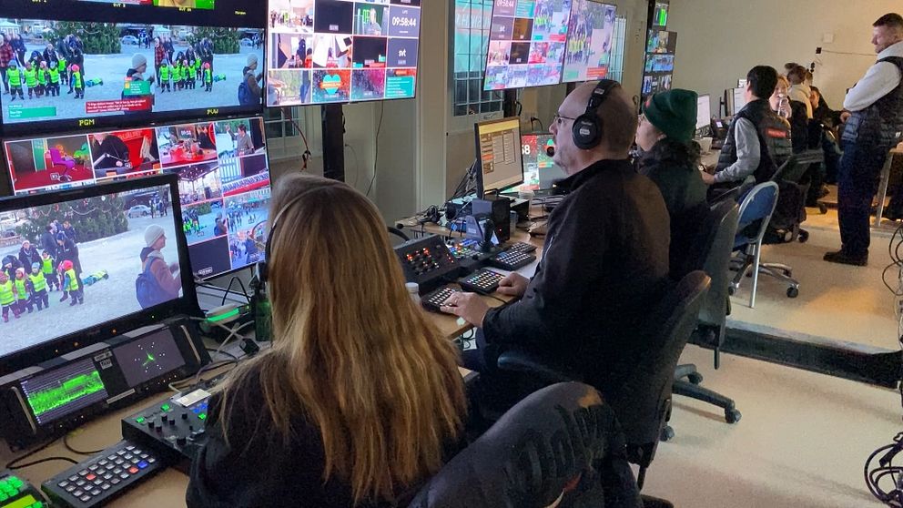Det tillfälliga kontrollrummet för TV-sändningen av Musikhjälpen. En rad med personer sitter och tittar på bildskärmar av alla kameror som finns under sändningen. Kontrollrummet finns på Stora torget i Sundsvall under veckan.