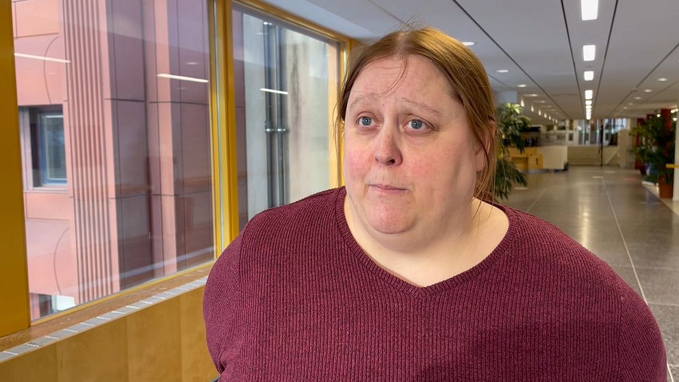 Jennie Marklund på socialtjänsten i Sundsvall intervjuas i korridor